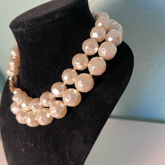 Vintage double strand chunky faux pearl choker style necklace w/decorative clasp - Picture 6 of 6